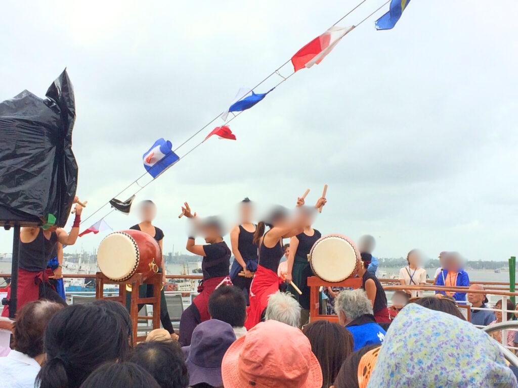 ピースボートの船上で太鼓演舞を見るムヒカ夫妻